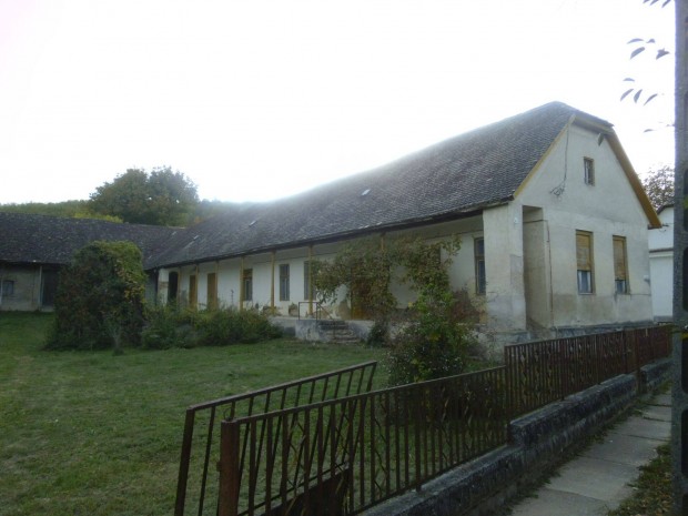 Kisdorogon m�dos sv�b paraszth�z