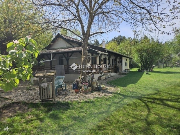 Kisf�iban erd�vel k�rbe�lelt hangulatos tanya