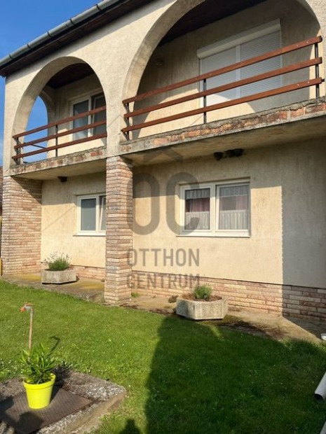 Kisigm�nd csendes, bar�ts�gos r�sz�n v�lt elad�v� egy kiv�l� szerkezet