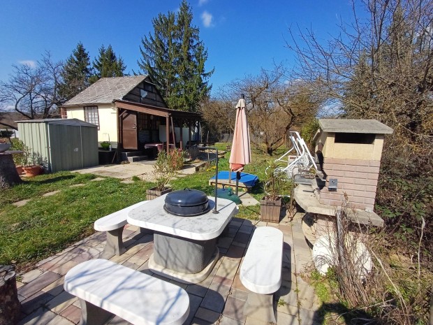 Kiskert elad� a parkerd� b�f�hez k�zel.