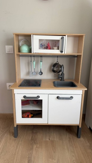 Kiskonyha IKEA Duktig játékkonyha edényekkel együtt