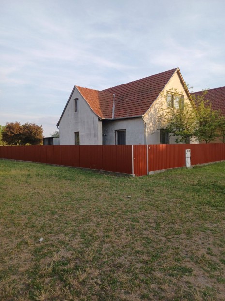 Kiskőrös kertvárosi részén 155 m2-es családi ház kiürített állapotban