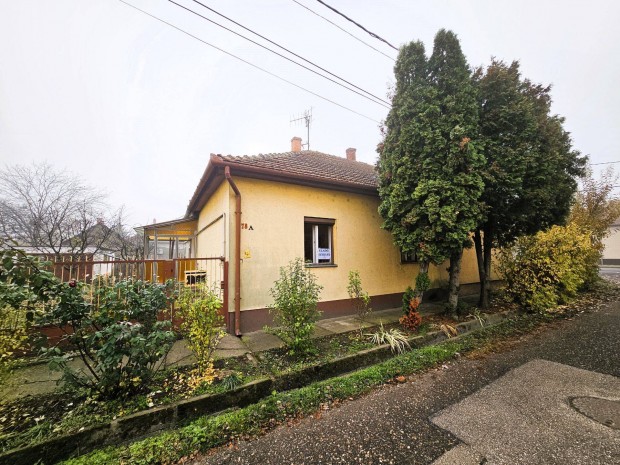 Kiskunf�legyh�za Izs�ki �ton 2 szob�s csal�di h�z gar�zzsal elad�!