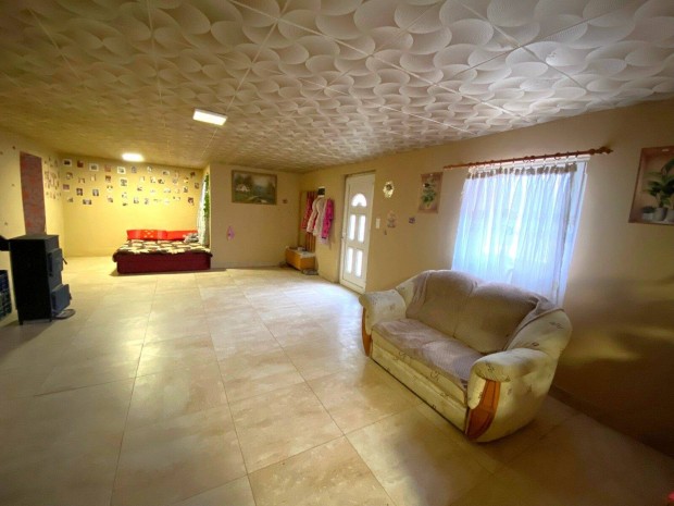 Kiskunhalas Als��regsz�l�kben �jj��p�tett 2 szoba + nappalis csal�di h