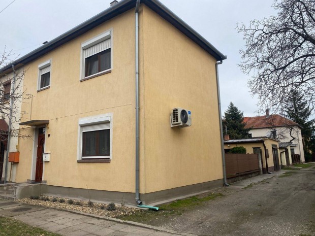 Kiskunhalas Felsőváros (KISZ lakótelepen) sorházi családi ház