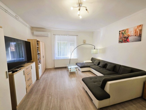 Kiskunhalas Fels�v�ros, fel�j�tott 2 szintes ikerh�z elad�!