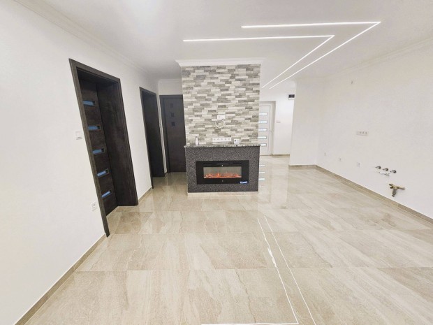 Kiskunhalas Fels�v�ros, frissen fel�j�tott csal�di h�z mell�k�p�lettel