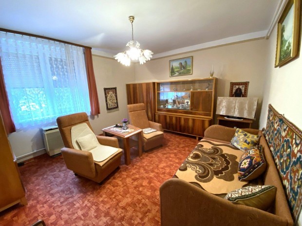 Kiskunhalas F�t�ren elad� egy 1. emeleti 2 szob�s lak�s