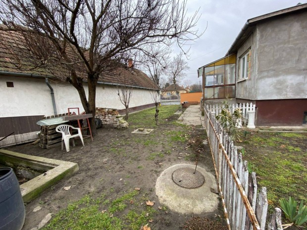 Kiskunhalas J�kai u. 2 szob�s amerikaikonyh�s kertkapcsolatos lak�s!