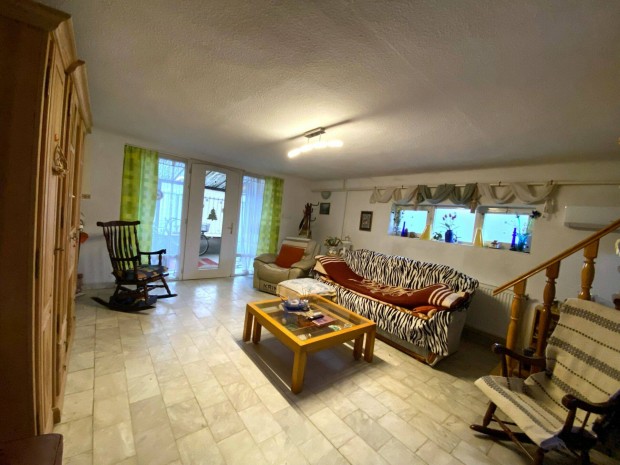 Kiskunhalas J�kai utc�ban 2 szintes kertkapcsolatos lak�s!