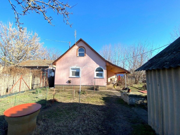 Kiskunhalas Kopolyai �t elej�n fel�j�tott 1 szob�s h�z nagy telekkel!