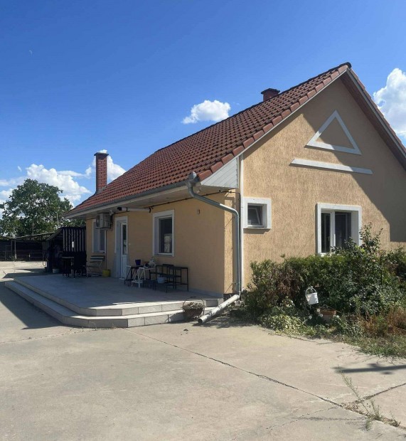 Kiskunhalas Olajb�ny�sz utc�ban fel�j�tott 2 szob�s kertes h�z elad�!