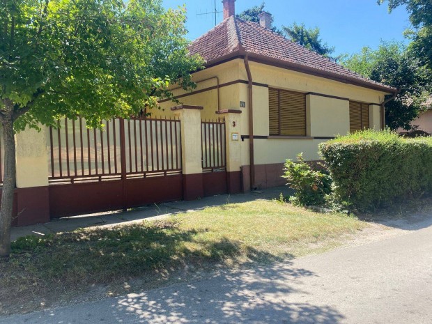 Kiskunhalas R�k�czi t�ren 4 szob�s h�z mell�k�p�letekkel elad�!