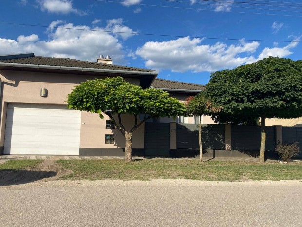 Kiskunhalas S�st� kertv�ros, �jszer� amerikaikonyh�s csal�di h�z!