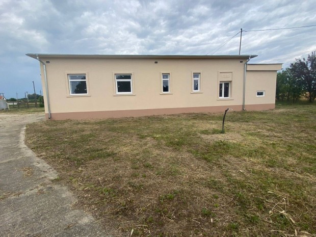 Kiskunhalas Szegedi t mellett 2800 m2 terlet 210 m2 plettel