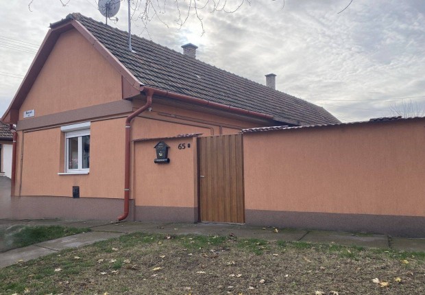 Kiskunhalas Tab�n v�rosr�szben 2 szob�s csal�di h�z elad�!