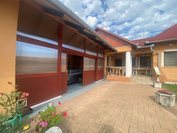 Kiskunhalas Tab�n v�rosr�szben Amerikaikonyh�s csal�di h�z elad�!