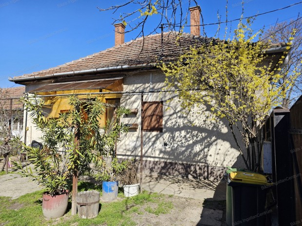 Kiskunhalas Tab�n v�rosr�szben k�tgener�ci�s h�z elad�