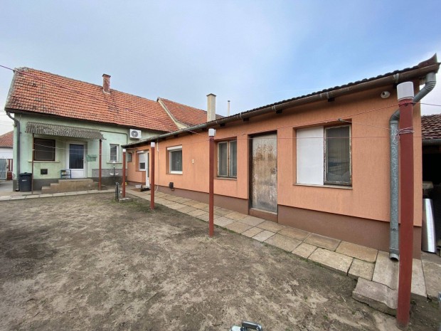 Kiskunhalas Tesco k�zel�ben 2 lakr�szes csal�di h�z kiv�l� helyen!