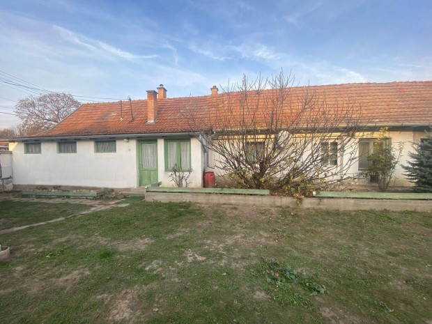 Kiskunhalas Tompa utc�n 110 m2-es lak�h�z - mell�k�p�lettel