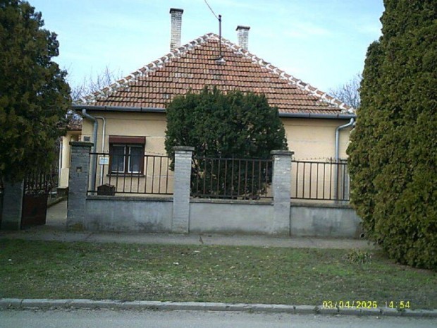 Kiskunhalas, Bajza utc�ban 3 szob�s h�z elad�