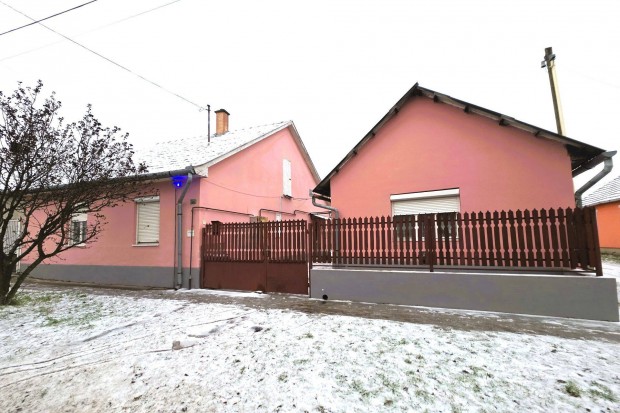 Kiskunhalas, h�rom lakr�szes csal�di h�z elad�!
