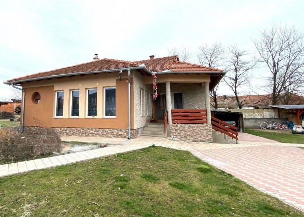 Kiskunhalas kertv�ros, 2 szoba + nappalis �j�p�t�s� csal�di h�z elad�!