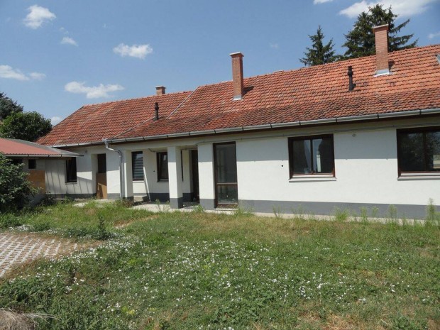 Kiskunhalas k�zponti r�sz�n lak�s elad�