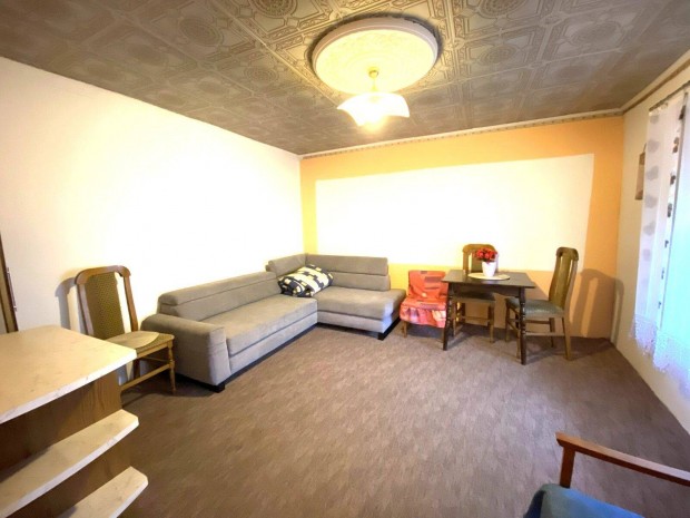 Kiskunhalas k�zpontj�ban elad� 1 szob�s lak�s!