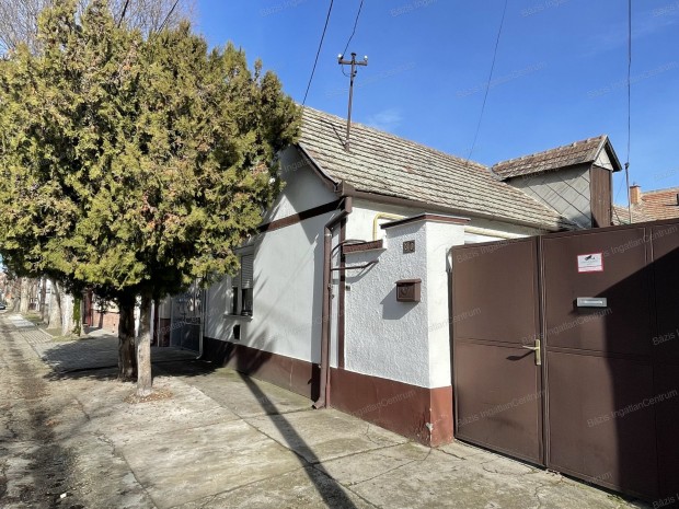 Kiskunhalas k�zpontj�nak k�zel�ben h�zr�sz elad�