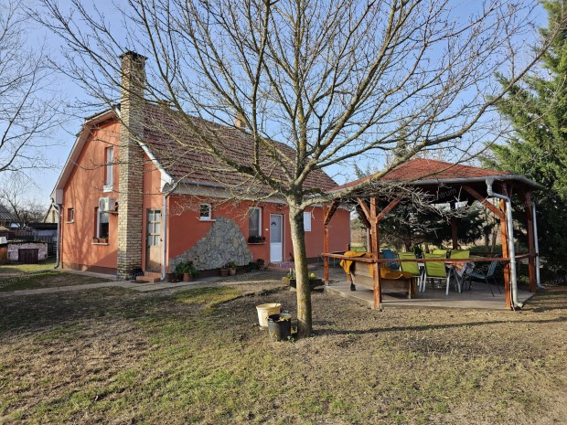 Kiskunhalas sz�l�n j� �llapot� csal�di h�z elad�