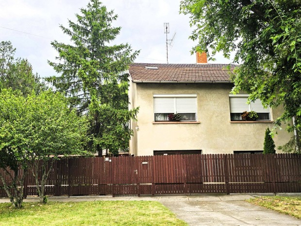 Kiskunhalas v�rosk�zpont k�zeli t�gas, 2 szintes csal�di h�z!