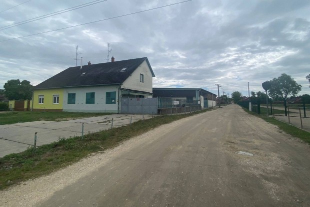 Kiskunhalas vsrtr kzelben 860 m2-es csarnok s 2 szintes lakhz