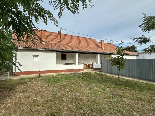 Kiskunhalason t�bb �p�letegys�gb�l �ll� kutyapanzi� �s kozmetika elad�