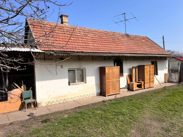 Kiskunlach�z�n f��t k�zel�ben fel�j�tand� h�z/telek elad�