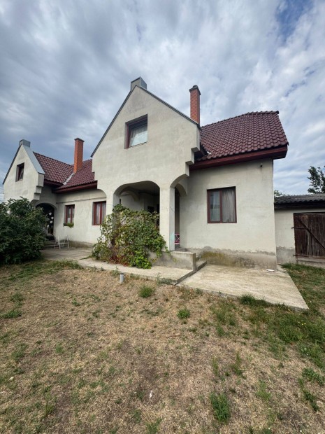 Kiskunmajsa k�zpontj�hoz k�zel, 2017-ben �p�lt ikerh�z mindk�t r�sze e