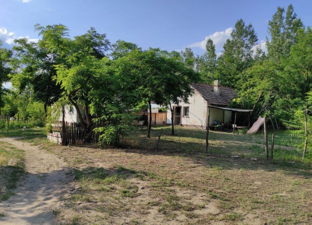 Kiskunmajsa sz�l�n 2 �p�letb�l �ll� tanya elad�!