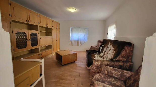 Kiskunmajs�n k�l�n port�s csal�di h�z elad�!