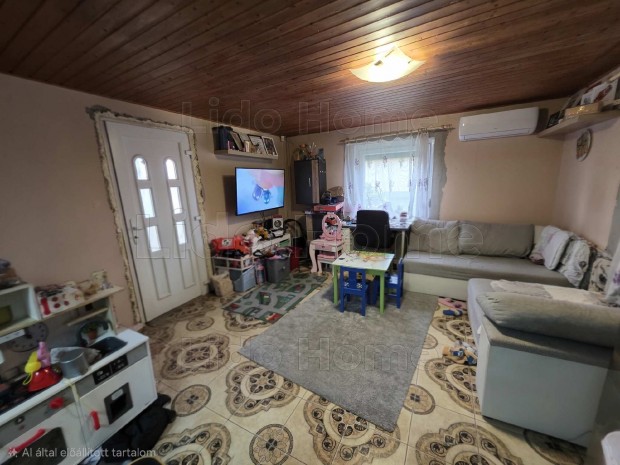 Kisl�ngon hitelk�pes, k�t szob�s, nappalis csal�di h�z elad�!