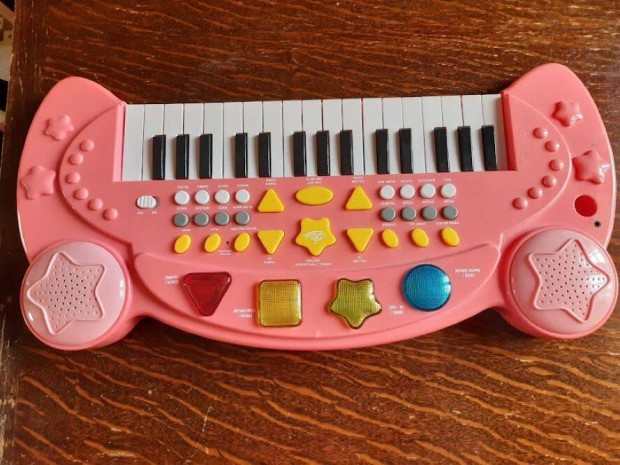 Kislány játék zongora, szintetizátor szép hangzássqal