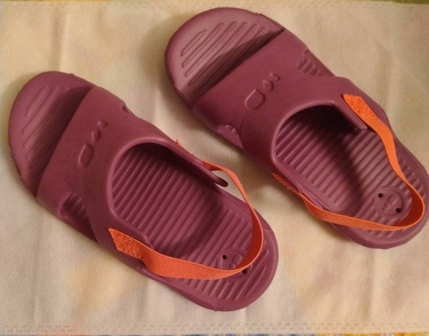 Kislány uszodai papucs 26-27-es méretű, újszerű, lila, Decathlonos