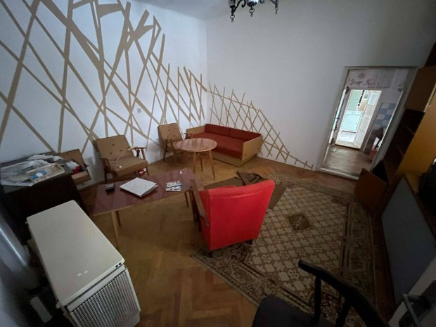 Kisl�ta csendes utc�j�ban csal�di h�z elad�!