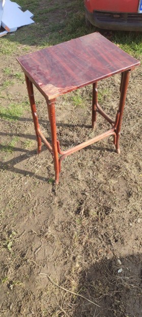 Kismret thonet asztal