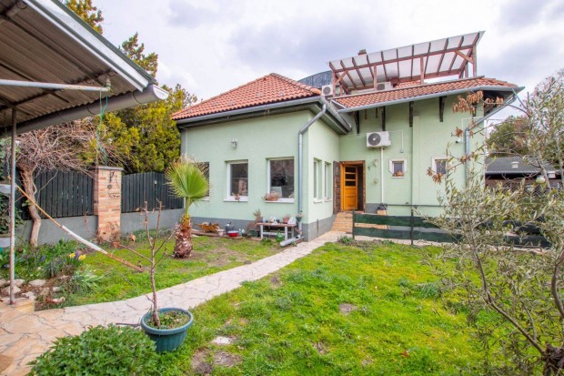 Kispesten k�tszintes csal�di h�z 180 m2, napelem, gk. be�ll�, stb