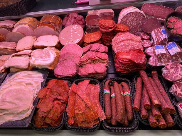 Kispesti piac csemege pultos elad�