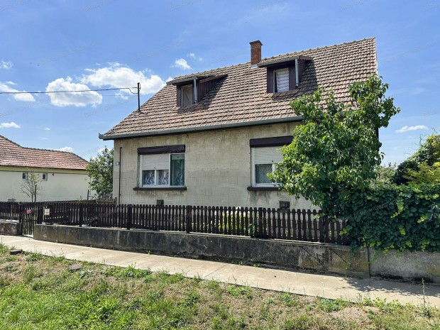 Kissz�ll�s, be�p�tett tet�teres, 111 nm-es csal�di h�z elad�