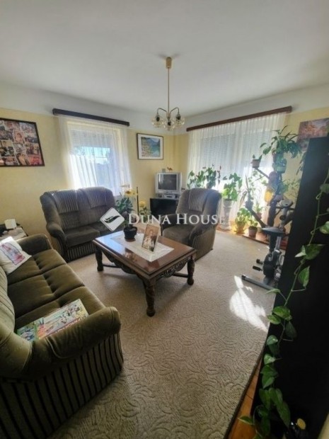 Kistarcsai elad� 76 nm-es lak�s