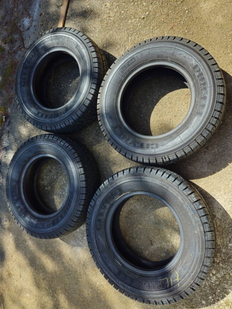 Kisteher autókra gumik 4db Pirelli 225/70R15C