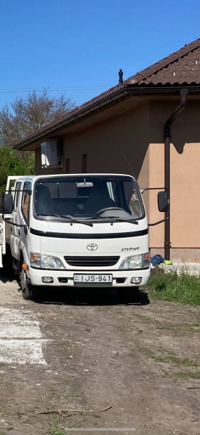 Kisteheraut Toyota Dyna duplakabinos, nagy plats