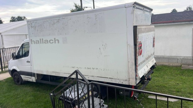 Kisteheraut� koffer emel�h�tfallal